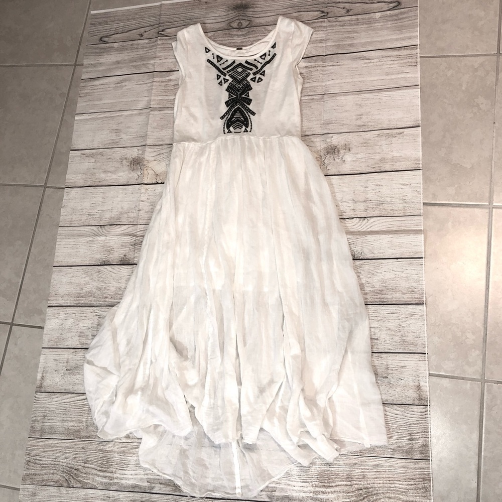 Free People Chic hobo linen dress with embroidery.